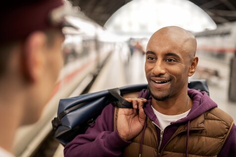 Ein DB-Mitarbeiter berät einen Fahrgast im Hauptbahnhof Leipzig. | © DB AG / Max Lautenschläger