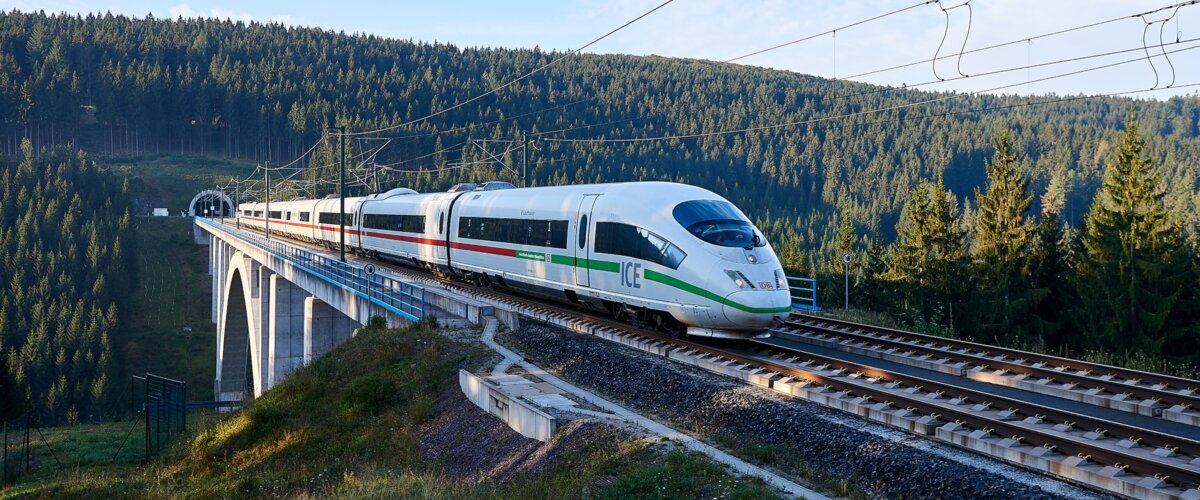 Ein ICE im Thüringer Wald auf der Schnellfahrstrecke zwischen Erfurt und Nürnberg.  | © DB AG / Faruk Hosseini