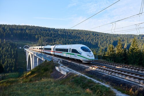 Ein ICE im Thüringer Wald auf der Schnellfahrstrecke zwischen Erfurt und Nürnberg.  | © DB AG / Faruk Hosseini