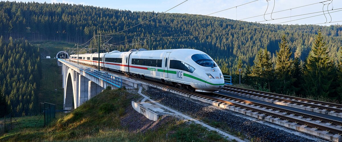 Ein ICE im Thüringer Wald auf der Schnellfahrstrecke zwischen Erfurt und Nürnberg.  | © DB AG / Faruk Hosseini