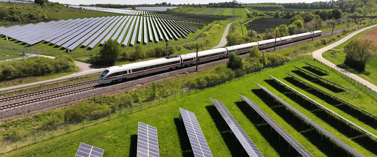 Eine Photovoltaikanlage an der Schnellfahrstrecke Nord-Süd mit einem ICE T der Deutschen Bahn. | © Deutsche Bahn AG / Oliver Lang