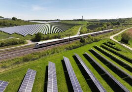 Eine Photovoltaikanlage an der Schnellfahrstrecke Nord-Süd mit einem ICE T der Deutschen Bahn.