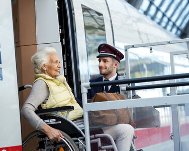 Ein DB Mitarbeiter hilft einer Rollstuhlfahrerin beim Ausstieg aus einem ICE. | © Deutsche Bahn AG / Max Lautenschläger Ein DB Mitarbeiter hilft einer Rollstuhlfahrerin beim Ausstieg aus einem ICE. | © Deutsche Bahn AG / Max Lautenschläger