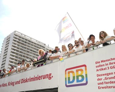 Der Wagen der Deutschen Bahn beim Christopher Street Day in Berlin 2022 | © DB AG / Hans-Christian Plambeck Der Wagen der Deutschen Bahn beim Christopher Street Day in Berlin 2022 | © DB AG / Hans-Christian Plambeck