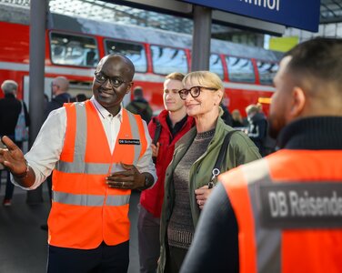 Ein Mitarbeitender der DB Sicherheit erklärt Reisenden den Weg | © DB AG/ Max Lautenschläger Ein Mitarbeitender der DB Sicherheit erklärt Reisenden den Weg | © DB AG/ Max Lautenschläger