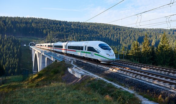 Ein ICE im Thüringer Wald auf der Schnellfahrstrecke zwischen Erfurt und Nürnberg. 