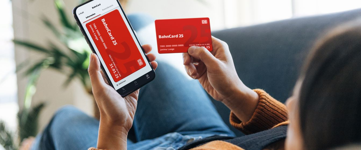 Kundin hält digitale und analoge BahnCard in der Hand | © Deutsche Bahn AG