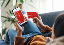 Kundin hält digitale und analoge BahnCard in der Hand