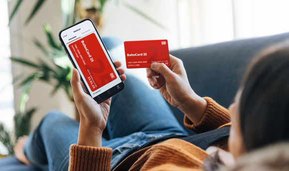 Kundin hält digitale und analoge BahnCard in der Hand