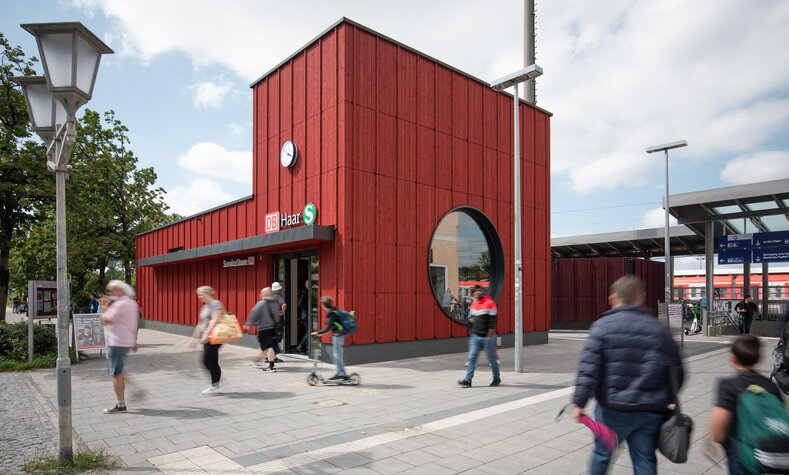 Der kleine grüne Bahnhof in Haar hat eine markante ziegelrote Farbe.