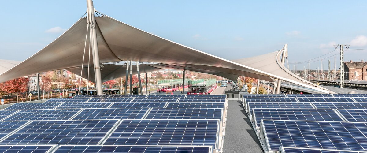 Mehrere Reihen an Solar Panels auf dem Dach eines Bahnhofes. | © DB AG / Kai Michael Neuhold