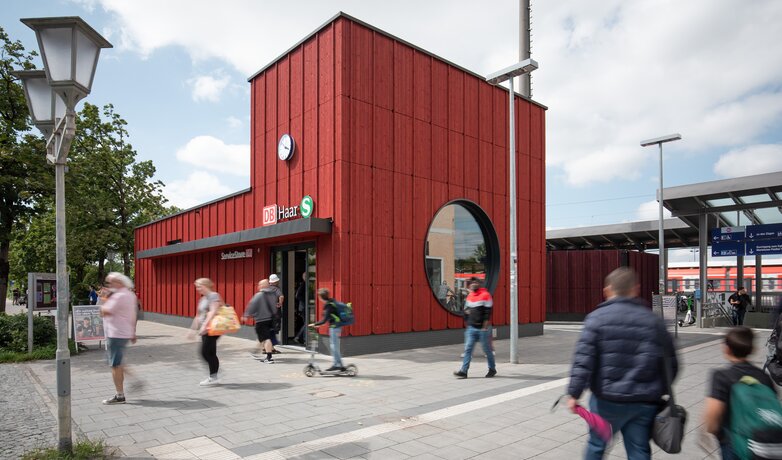 Der kleine grüne Bahnhof in Haar hat eine markante ziegelrote Farbe. | © DB InfraGo G / Tjark Spille