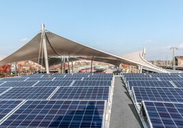 Mehrere Reihen an Solar Panels auf dem Dach eines Bahnhofes.