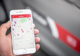 Mit der Flinkster-App auf dem Smartphone wird eine Karte mit Routen und Standorten aufgerufen.