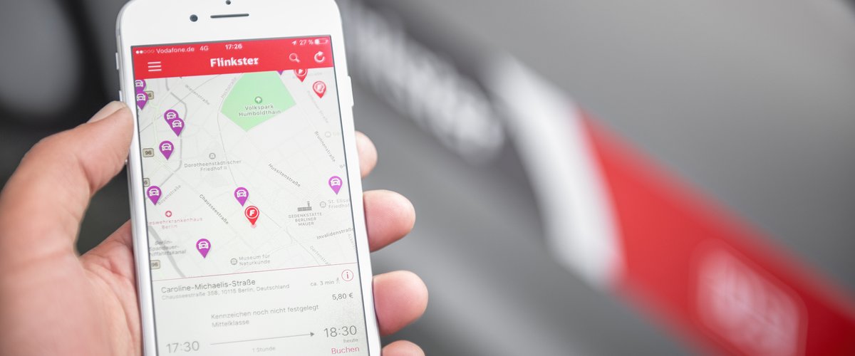 Mit der Flinkster-App auf dem Smartphone wird eine Karte mit Routen und Standorten aufgerufen. | © DB AG / Faruk Hosseini