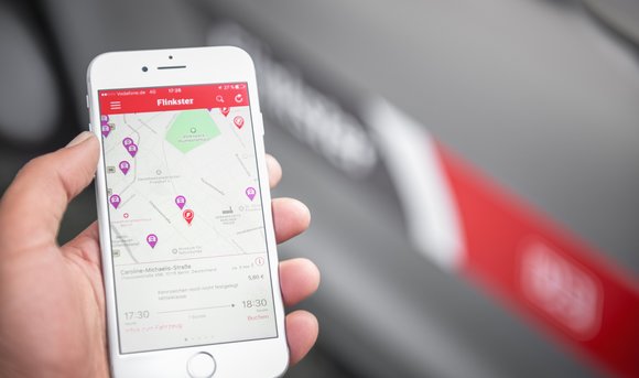 Mit der Flinkster-App auf dem Smartphone wird eine Karte mit Routen und Standorten aufgerufen.