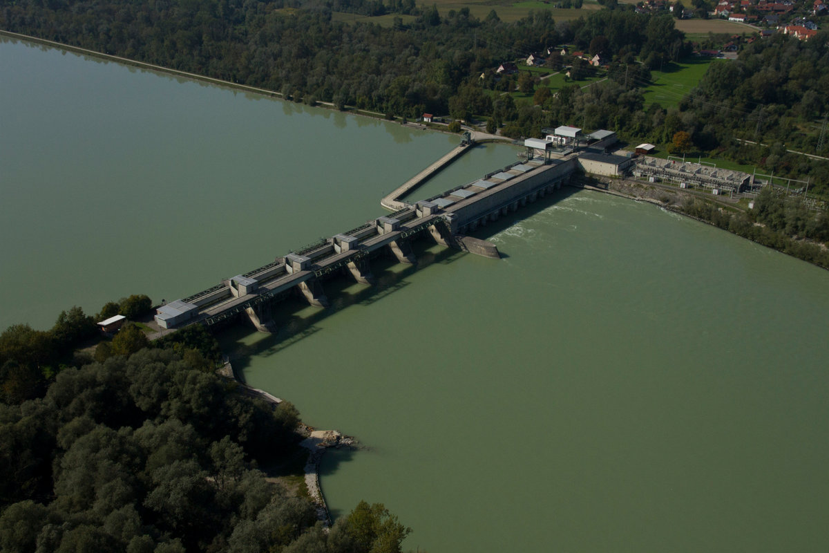 Eine Luftaufnahme des Wasserkraftwerkes Egglfing-Obernberg.