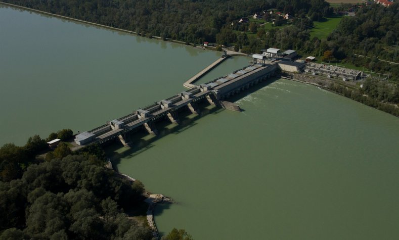Eine Luftaufnahme des Wasserkraftwerkes Egglfing-Obernberg.