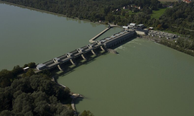 Eine Luftaufnahme des Wasserkraftwerkes Egglfing-Obernberg.