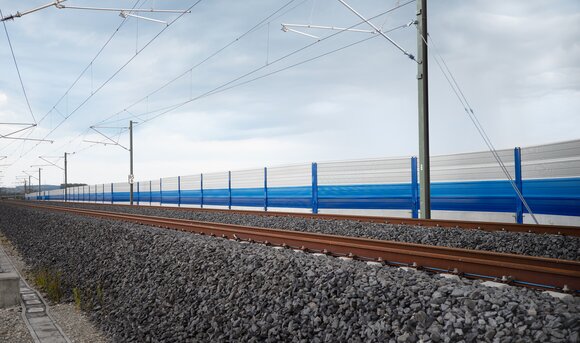 Eine Schallschutzwand an einer Bahnstrecke.