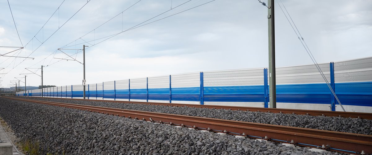Eine Schallschutzwand an einer Bahnstrecke. | © DB AG / Faruk Hosseini