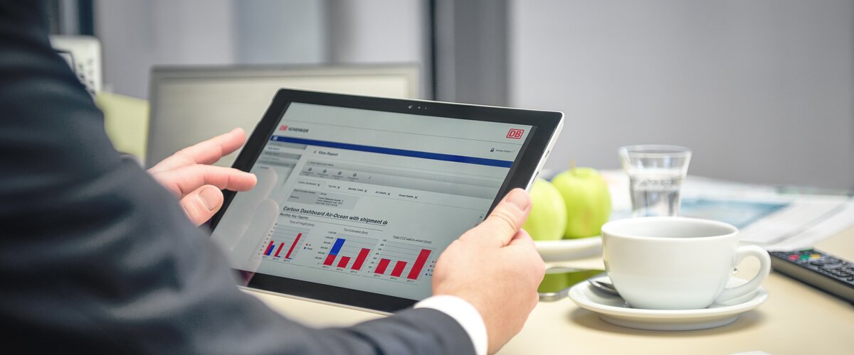 Blick auf ein Tablet mit den Statistiken und Diagrammen vom DB "Carbon Dashbord".  | © DB AG / Faruk Hosseini