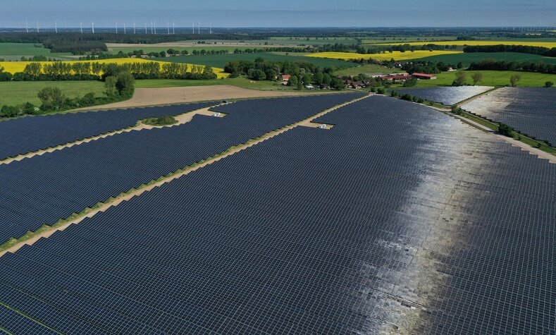 Der Solarpark in Gaarz aus der Vogelperspektive.