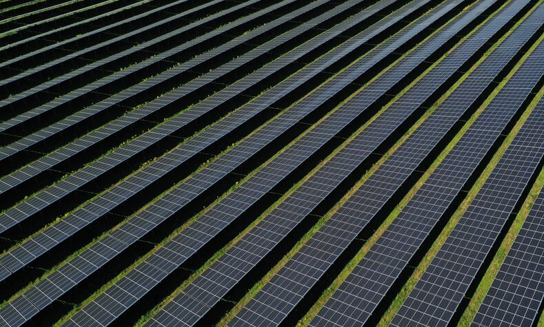 Der Solarpark in Gaarz aus der Vogelperspektive.