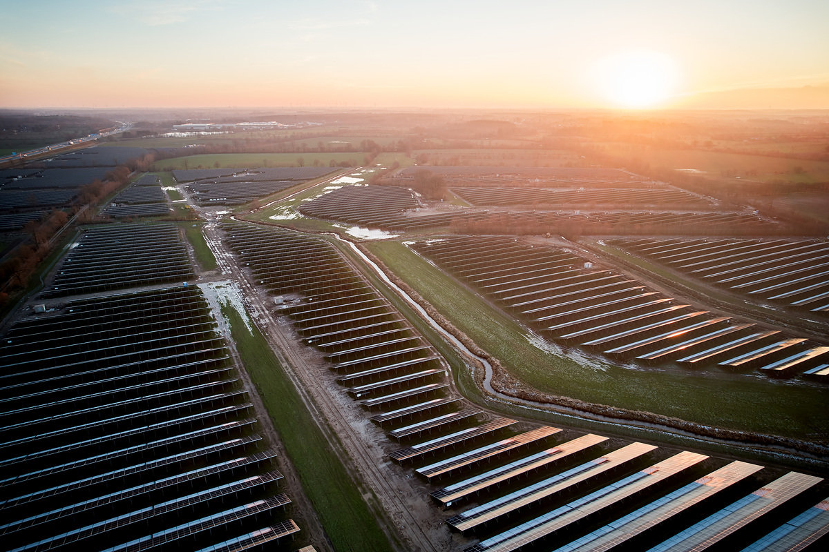 The solar plant in Wasbek feeds renewable power directly into the rail traction power network.
