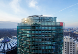 Die DB-Konzernzentrale von außen bei gutem Wetter