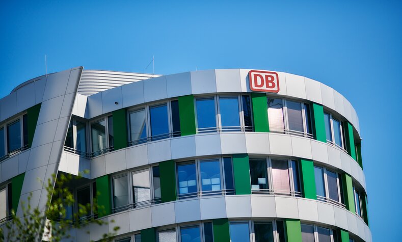 Das Gebäude von DB Engineering & Consulting auf dem EUREF Campus von außen.