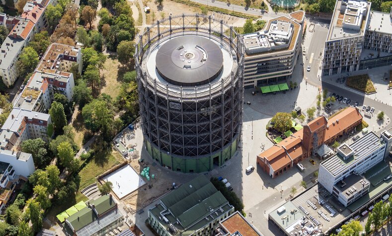 Der EUREF-Campus mit historischem Gasometer aus der Luft fotografiert.
