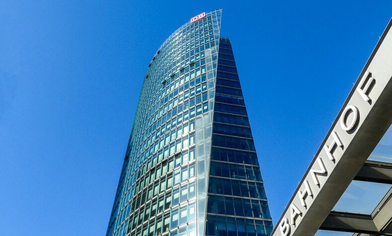 Der Bahntower mit blauem Himmel im Hintergrund vom Boden aus fotografiert