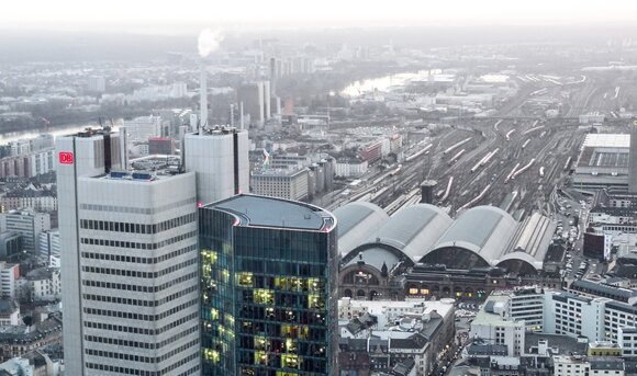 Der Silberturm im Frankfurter Bahnhofsviertel ist eines der klimafreundlichen Bürogebäude der Deutschen Bahn.