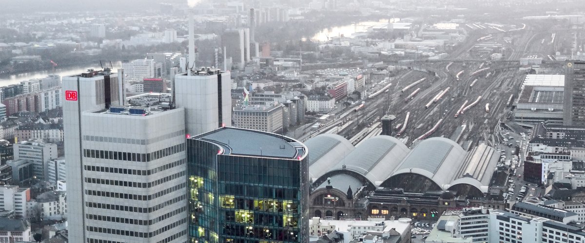 Der Silberturm im Frankfurter Bahnhofsviertel ist eines der klimafreundlichen Bürogebäude der Deutschen Bahn. | © DB AG / Rico Emersleben