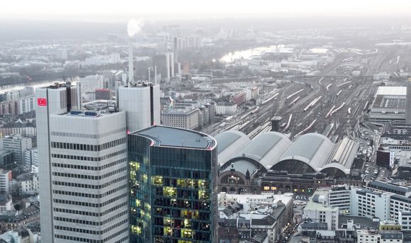 Der Silberturm im Frankfurter Bahnhofsviertel ist eines der klimafreundlichen Bürogebäude der Deutschen Bahn.
