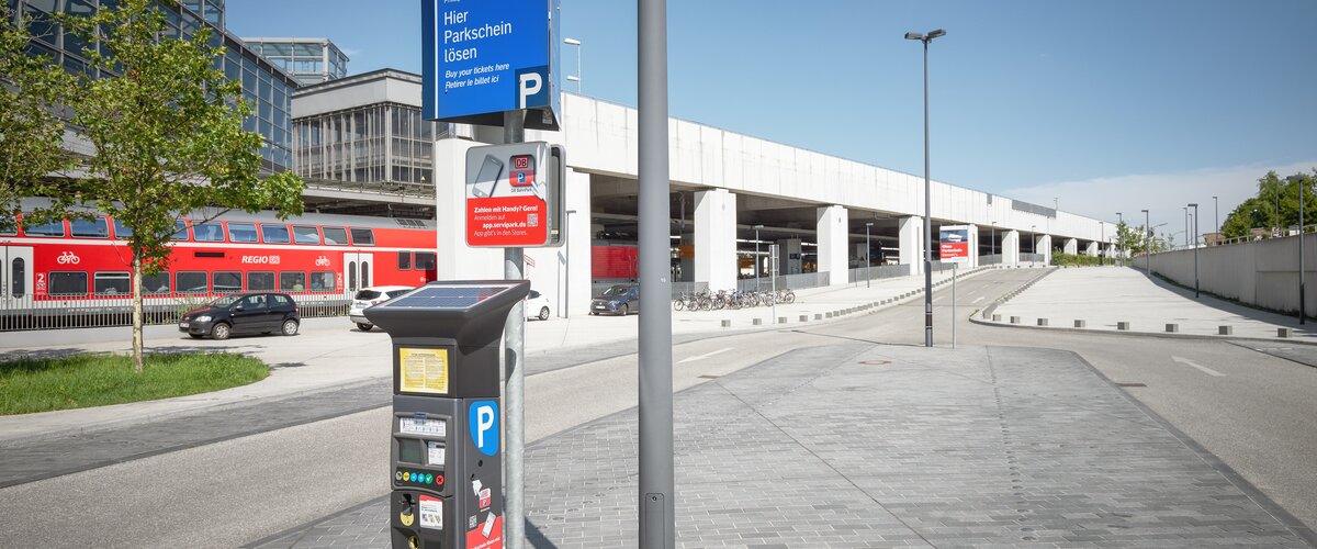 Ein solarbetriebener Parkscheinautomat vor einem Bahnhof der Deutschen Bahn. | © DB AG / Faruk Hosseini