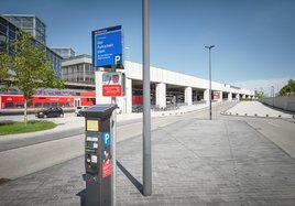 Ein solarbetriebener Parkscheinautomat vor einem Bahnhof der Deutschen Bahn.