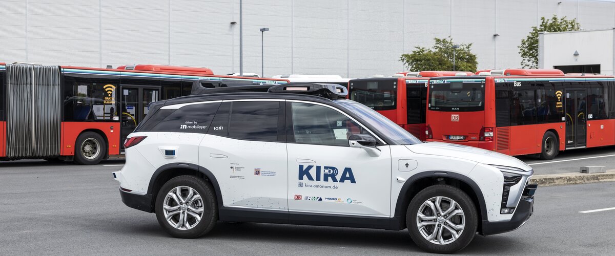 Mit dem Projekt KIRA bringt DB Regio und der RMV autonome Fahrzeuge auf die Straße.