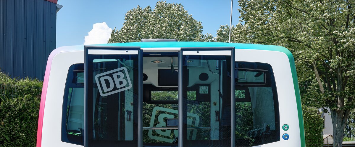 Ein autonomer Bus der Deutschen Bahn wartet in Bad Birnbach auf Fahrgäste. | © DB AG / Faruk Hosseini