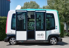 Ein autonomer Bus der Deutschen Bahn wartet in Bad Birnbach auf Fahrgäste.