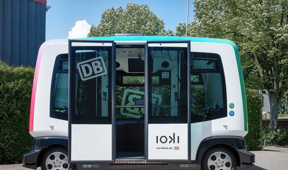 Ein autonomer Bus der Deutschen Bahn wartet in Bad Birnbach auf Fahrgäste.