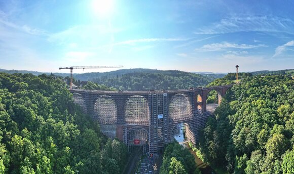 Gewölbebrücke mit Gerüst