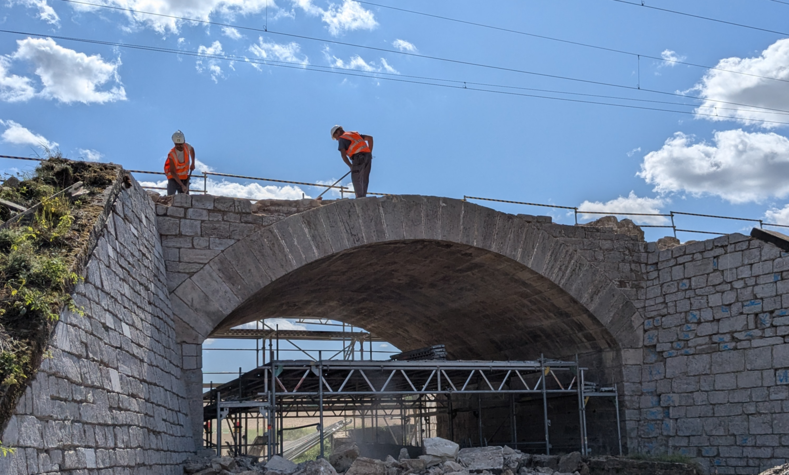 Neben der Einsparung von CO2e durch weniger Rohstoffeinsatz nimmt die Baustelle auch weniger Fläche als beim Neubau ein.