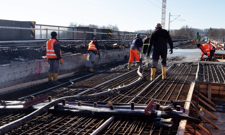 Statt eines komplett neuen Rahmenwerks aus Beton, erneuern wir lediglich die Fahrbahnplatte und sanieren das Bauwerk darunter. 