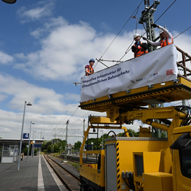 Die Arbeiten an der Oberleitungsinsel in Heide sind abgeschlossen. | © NAH.SH/ Ina Michael