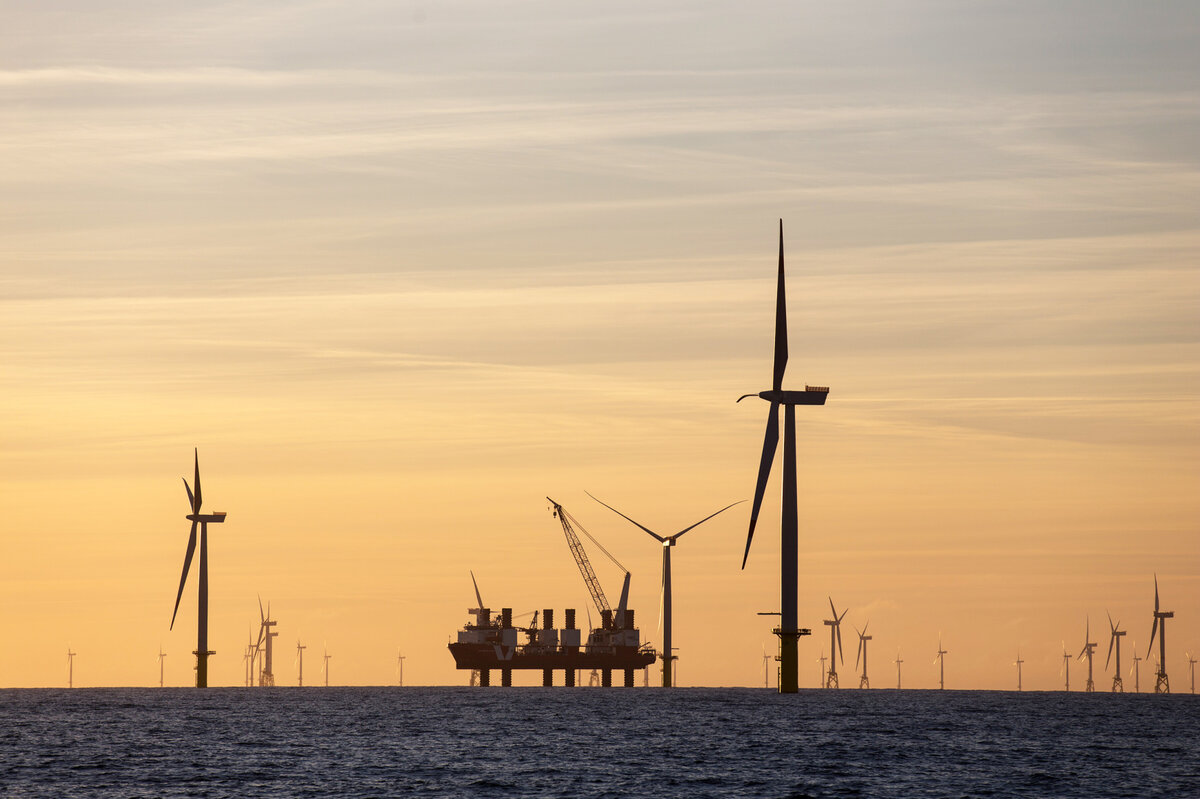 Der Windpark Amrumbank-West in der Nordsee am Abend. | © RWE AG