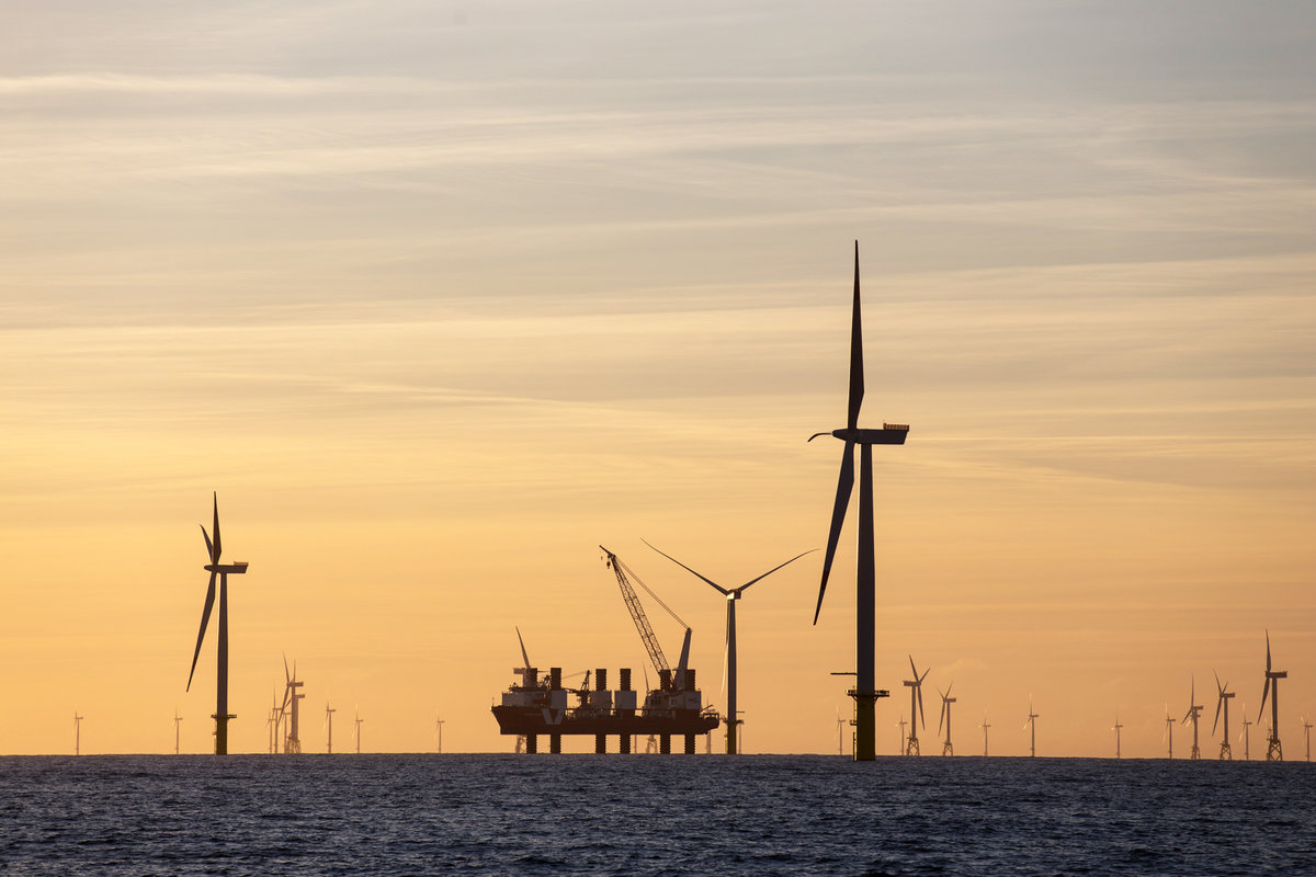 Der Windpark Amrumbank-West in der Nordsee am Abend.