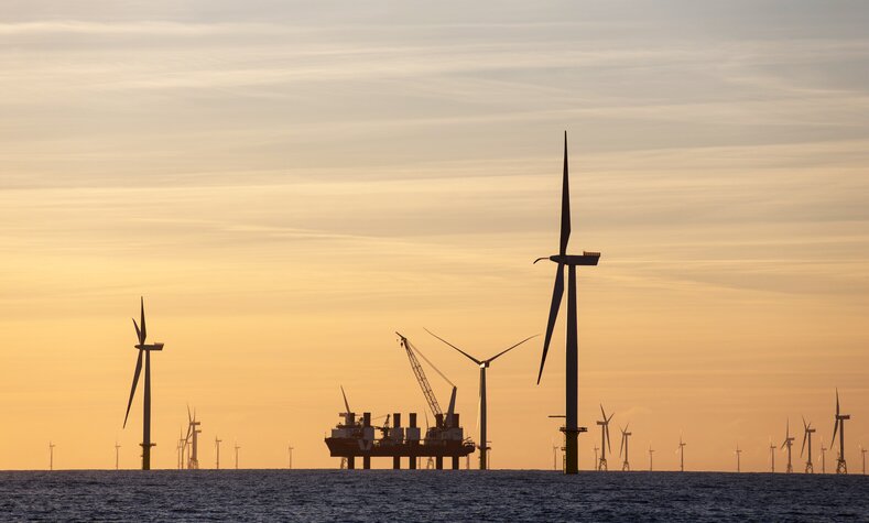 Der Windpark Amrumbank-West in der Nordsee am Abend.