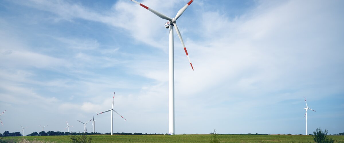 Wind turbines in a field beside a rail line. | © DB AG / Faruk Hosseini